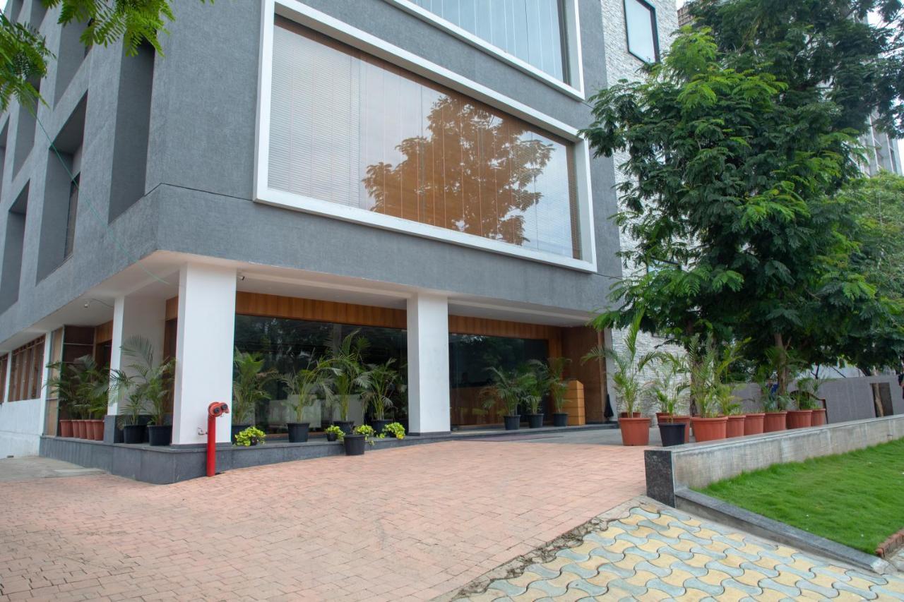 Pinnacle Grand Hotel Ahmedabad Ngoại thất bức ảnh