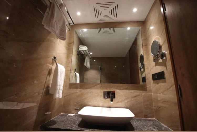 Pinnacle Grand Hotel Ahmedabad Ngoại thất bức ảnh
