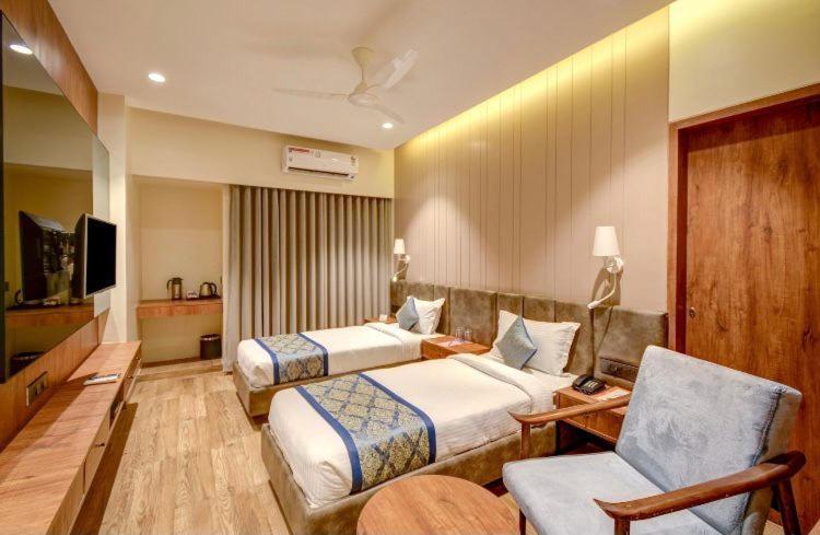 Pinnacle Grand Hotel Ahmedabad Ngoại thất bức ảnh