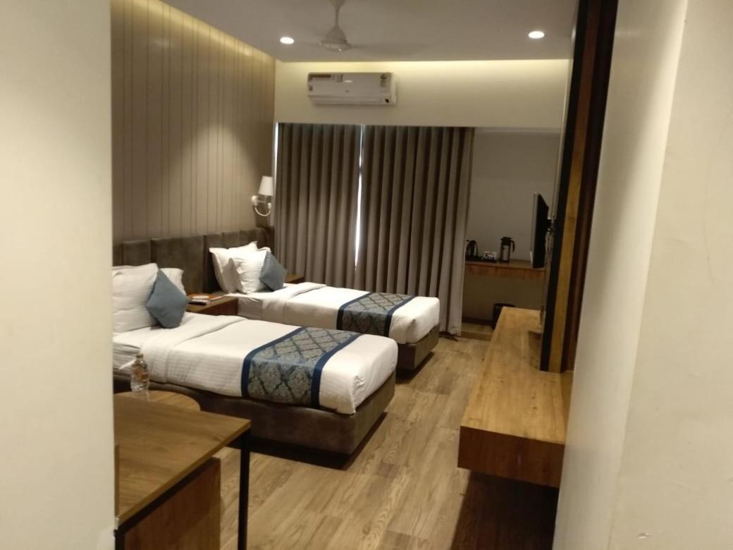 Pinnacle Grand Hotel Ahmedabad Ngoại thất bức ảnh