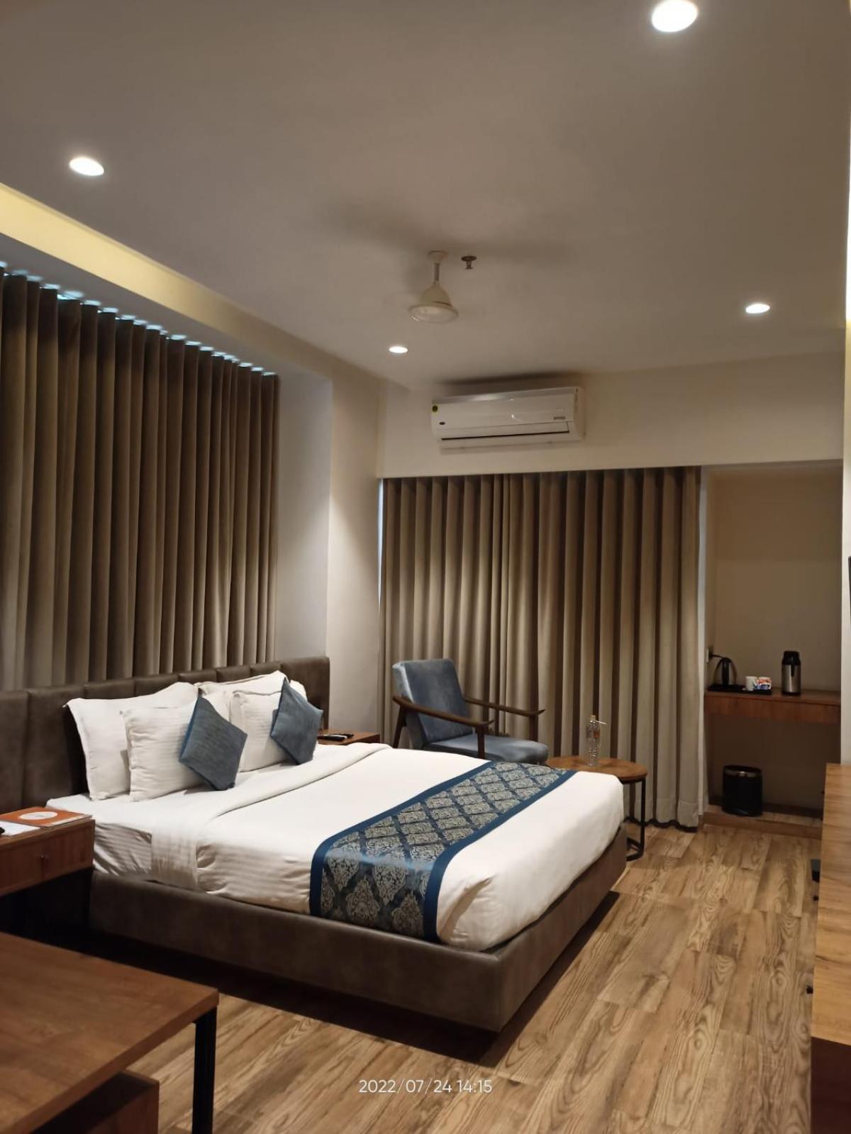 Pinnacle Grand Hotel Ahmedabad Ngoại thất bức ảnh